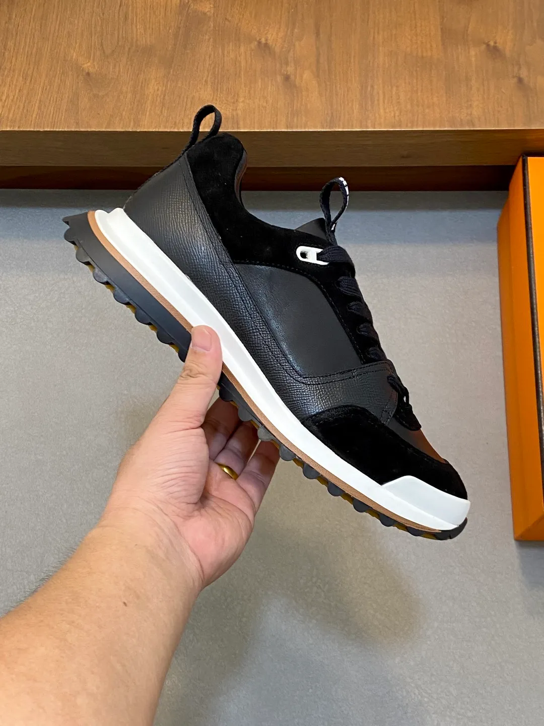 Men's men's shoes 💰700 HERMES/Hermès Leader sneakers! Tech twill, calfskin and suede goatskin sneakers featuring paneled multicolor twill, calfskin and suede. Lightweight geometric sole for a stylish urban look. Product details: White and orange rubber sole Black rubber sole with orange rubber insert Light natural leather insert White rubber toe cap Beige lambskin insole and lining Cotton strap, rubber lettering Sole height: 4cm Size: 39-40-41-42-43-44 (customized at 38.45)